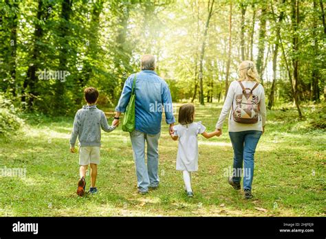 Petits Enfants Grands Parents Banque De Photographies Et Dimages