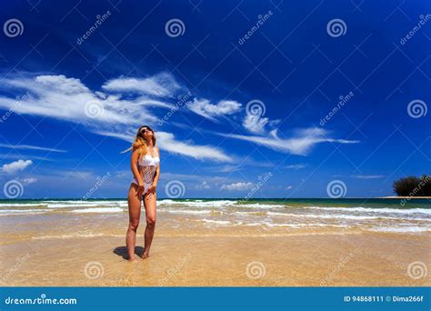 Modelli In Bikini Bianco Che Posa Alla Spiaggia Immagine Stock