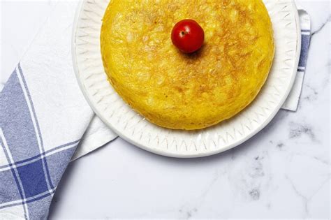 Omelette espagnole maison avec pommes de terre et œufs Cuisine