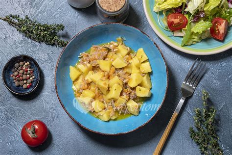 Картошка с тушенкой в мультиварке