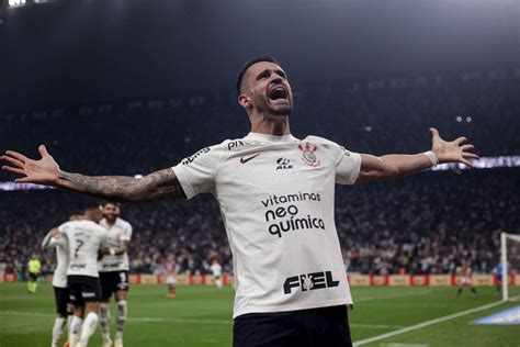 Renato Augusto decide Corinthians vence São Paulo e abre vantagem nas