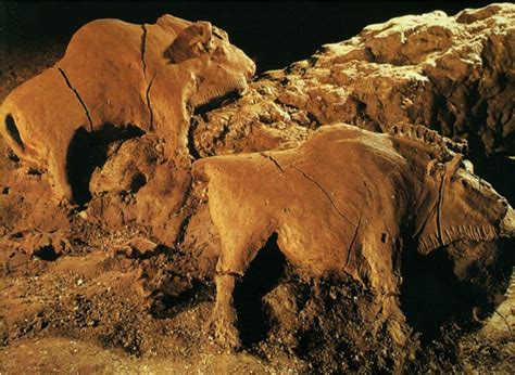 TUC D AUDOUBERT BISON magdalénien Sculptures de 3 bisons en argile