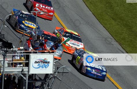 Nascar Winston Cup Daytona 500 Actress Angie Harmon Waves The Green