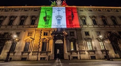 Acea Facciata Del Palazzo Della Consulta Illuminata Col Tricolore