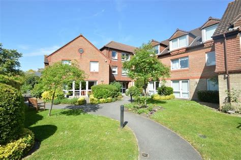 Bridge Court Springfield Meadows Weybridge Kt Bed Flat To Rent