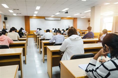 Estudantes Universit Rios Que Escrevem Em Provas De Exame Final Na Sala