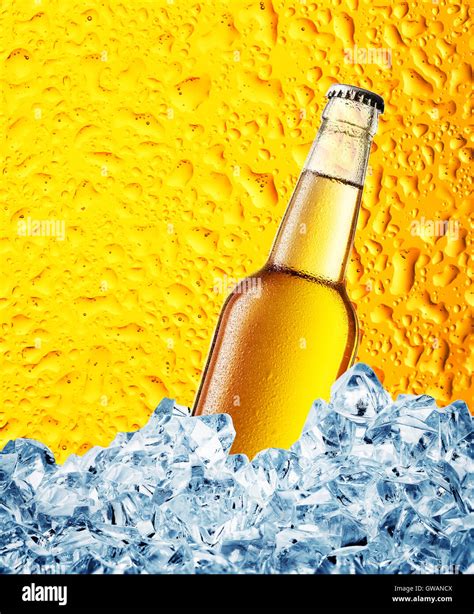 Botella De Cerveza De Color Amarillo En El Hielo De Fondo Amarillo Con