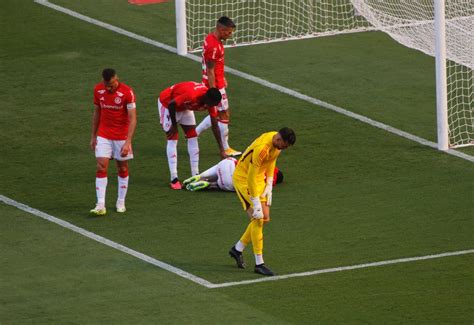 Ivan sofre grave lesão em estreia do Internacional na temporada