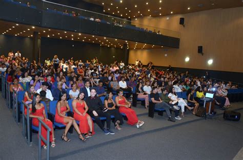 Estudantes Da Escola Palmira Gabriel Celebram Formatura Da Segunda