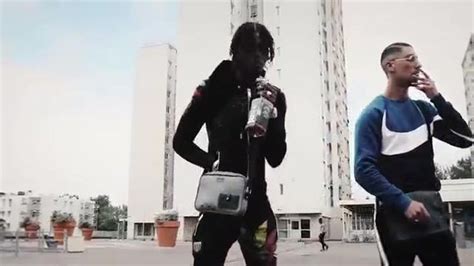 Lensemble De Survêtement Porté Par Koba Lad Dans Son Clip Ma­tin Feat