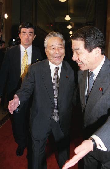 自民党役員連絡会に向かう途中、国会内の廊：古賀誠 元自民党幹事長 写真特集：時事ドットコム