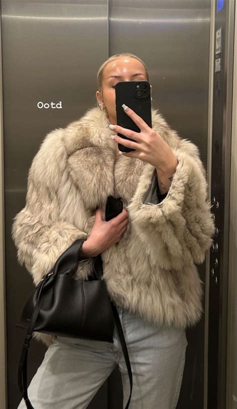 Pin By Yza On Vogue Visions Fur Coat Outfit Fashion Outfits Outfit