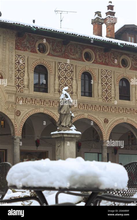 Un paseo por el centro histórico de vigevano con vistas De la Piazza