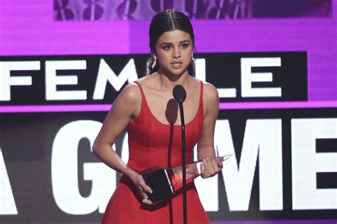 Selena Gomez Faz Discurso Emocionante No Ama 2016 A Revista Da Mulher