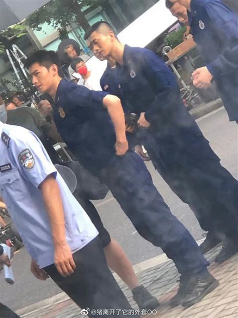 杨洋我的人间烟火新路透 蓝色制服造型干练十足 新浪图片