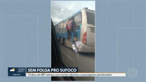 Vídeo Vídeo Mostra Brt Circulando De Portas Abertas E Passageiros