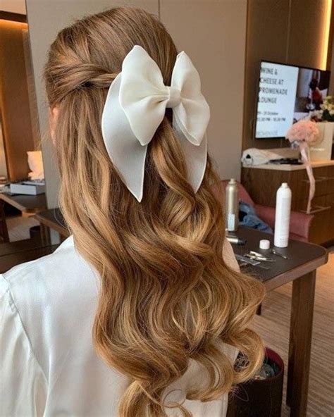 Pin di Дарья su макияж для выпускного Idee per capelli Acconciature