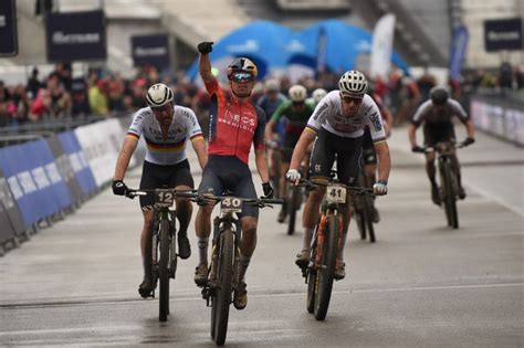 Laura Stigger i Tom Pidcock atomowymi finiszami wygrywają short race