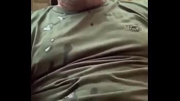 Tiozão gostoso bate punheta e goza na própria cara XVIDEOS