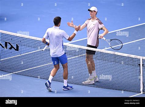 L Italien Jannik Sinner Gagne Sur Novak Djokovic De Serbie Lors Du