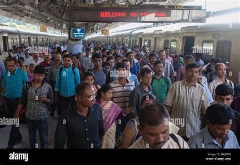 Sealdah railway station. hi-res stock photography and images - Alamy