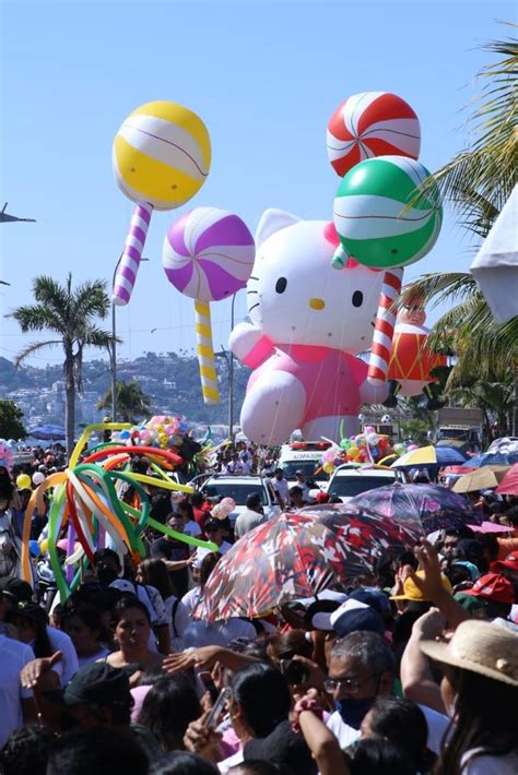 El Desfile de Globos Gigantes llenó de color y alegría a Acapulco el