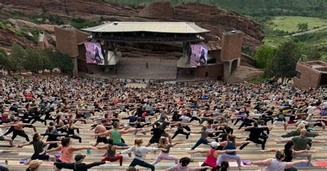 Con Clases De Yoga Multitudinarias Costa Rica Fortalece Posicionamiento