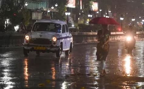 Rain In Kolkata রাত পোহালেই তুমুল বৃষ্টিতে ভিজবে কলকাতা আসছে