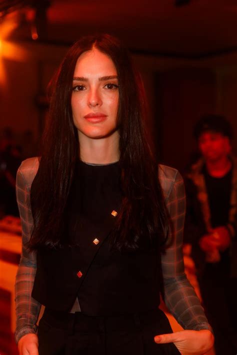 SPFW Isabelle Drummond marca presença em desfile reflete sobre a