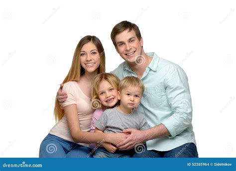 Familia De Cuatro Miembros Joven Sonriente Que Disfruta De Tiempo Foto