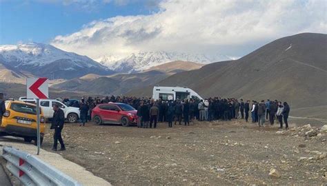 Hakkari de kan donduran olay Otomobilde başından tek kurşunla vurulmuş