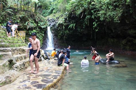 Bogor Indonesia March 2023 Male and female tourists are playing in the water at Curug Pangeran ...