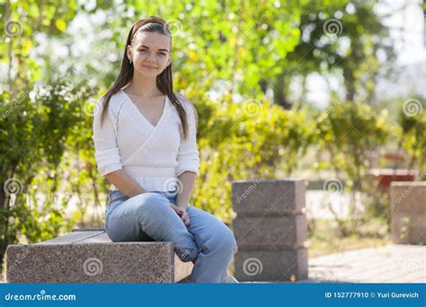 Jeune Belle Femme Sasseyant Sur Le Banc En Parc Photo Stock Image Du Appréciez Adulte 152777910