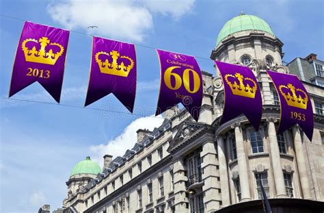 Koninklijk Diamond Jubilee Banners In Londen Redactionele Stock Foto