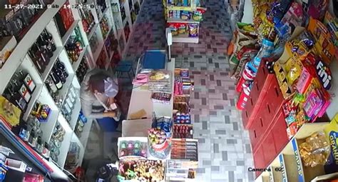 Juliaca Cámaras de seguridad captan cómo dos mujeres roban en tienda