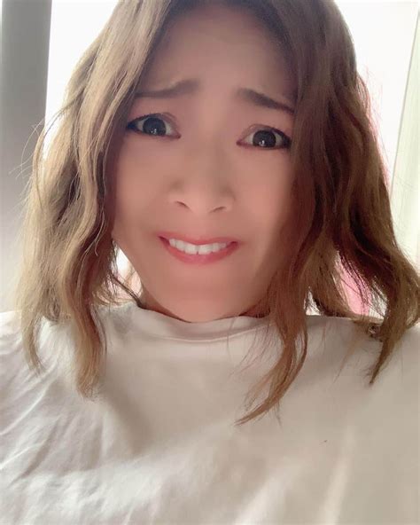 みかんさんのインスタグラム写真 みかんinstagram「帰れないから、暇すぎて変顔しちゃうわなぁ🤪🤪🤪 もうunoもやり過ぎて飽きた