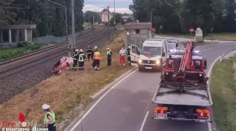 N Pkw Landet Nach Unfall In Gloggnitz Auf Gleisbereich Der S Dbahn