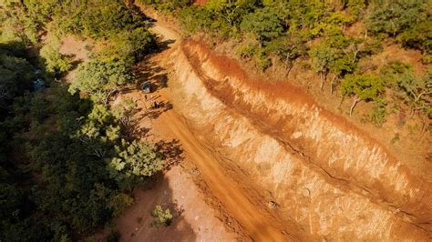 TANROADS SONGWE YAFANYA MATENGENEZO YA BARABARA YA KUKABILIANA NA