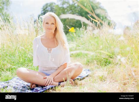 Jeune blonde Banque de photographies et dimages à haute résolution Alamy