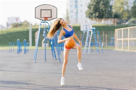 Fille Sexy Sur Le Terrain De Basket Photo Gratuite