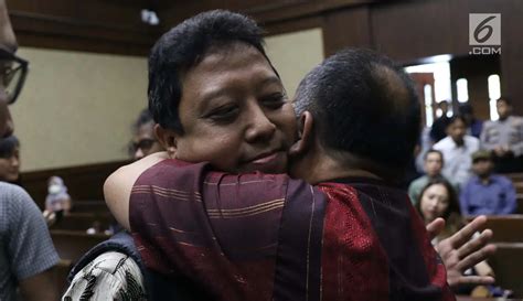 FOTO Romy Eks Ketum PPP Jalani Sidang Dakwaan Foto Liputan6