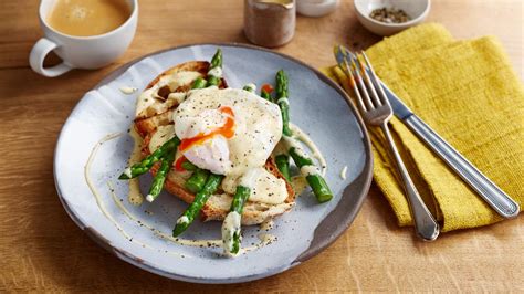 Poached eggs with hollandaise and asparagus