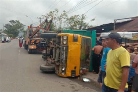 Diduga Over Kapasitas Truk Muatan Kayu Terbalik Timpa Tiga Motor