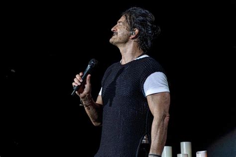 Ricardo Arjona Sorprende A Revendedor Afuera De Su Concierto VIDEO