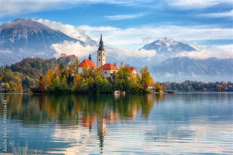 Fototapeta Słynne alpejskie jezioro Bled Blejsko jezero w Słowenii