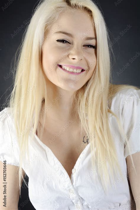 Hübsche blonde Frau im Studio lächelt vor Freude Stock Foto Adobe Stock