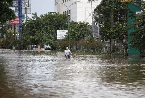 Indonesia 6000 People Evacuated From Homes And Businesses As Floods