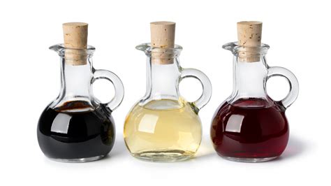 The Real Difference Between White Vinegar And Balsamic Vinegar