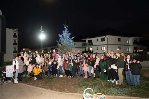 Local S Au Aprins Luminitele In Brad Iar Mos Craciun A Venit Pentru