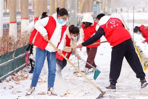 新疆洛浦：扫雪除冰“我”先行，志愿活动暖人心